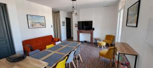 a living room with a couch and a table at Les Gîtes de Monte Blanco - Chambres d'hôtes et gîtes in Montblanc