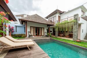 una villa con piscina y una casa en Jabunami Villa, en Canggu