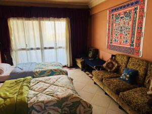 una sala de estar con un sofá y una cama en Cairo 1890, en El Cairo 2 fotos más