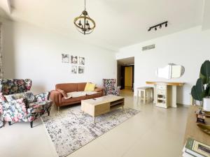 Χώρος καθιστικού στο Stunning Seaview 1BR Apartment in Pacific, Al Marjan Island