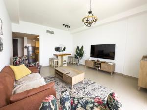 Μια τηλεόραση ή/και κέντρο ψυχαγωγίας στο Stunning Seaview 1BR Apartment in Pacific, Al Marjan Island