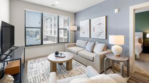 Μια τηλεόραση ή/και κέντρο ψυχαγωγίας στο Landing Apartments near North Fort Myers