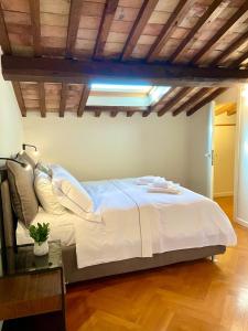 チボリにあるResidenza Zacconeの木製天井の客室で、白い大型ベッド1台が備わります。 +26枚の写真