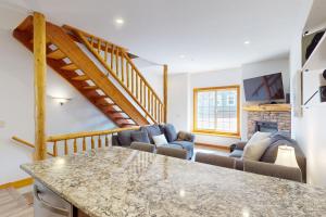 Μια τηλεόραση ή/και κέντρο ψυχαγωγίας στο Cedar Lodge Escape at Whitetail townhomes