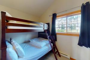 Ένα ή περισσότερα κρεβάτια σε δωμάτιο στο Cedar Lodge Escape at Whitetail townhomes