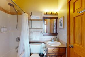 Ένα μπάνιο στο Cedar Lodge Escape at Whitetail townhomes +8 φωτογραφίες