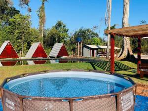 锡诺普Chalé do Lago Sinop MT的带游乐场的公园里的按摩浴缸