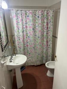 Bilik mandi di Hotel C&R