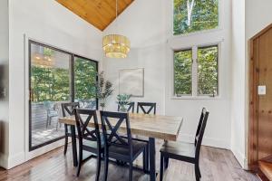 Un comedor con mesa y sillas y ventanas. en The Wolf Den, en Lincoln