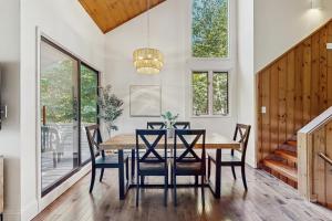 Un comedor con mesa y sillas en The Wolf Den, en Lincoln 15 fotos más