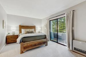 Un dormitorio con una cama y una ventana grande en The Wolf Den, en Lincoln