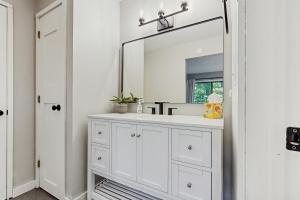 Un baño blanco con lavabo y espejo. en The Wolf Den, en Lincoln