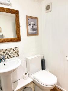 Bilik mandi di Shepherds Rest Cotswolds Cottage Farm Stay With Pool