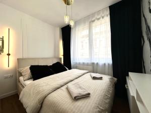 ヴロツワフにあるWita Stwosza 14 Apartment - Check-In 20h - Parkingの窓のある白いベッドのある寝室