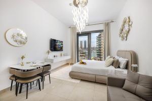 Khu vực ghế ngồi tại Sparkle Tower by Swarovski, Full Marina View, 2min JBR & Metro, Sleeps 4