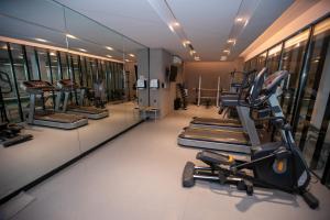 a gym with treadmills and elliptical machines at Frente al mar in Pinamar