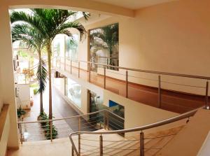 eine Treppe mit Palmen in einem Gebäude in der Unterkunft Tahuari Hotel in Pucallpa