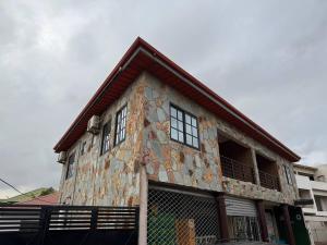 Το κτήριο όπου στεγάζεται  το διαμέρισμα