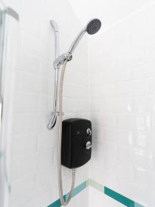 Koupelna v ubytování Modern 6 Person Cosy Cottage in Historical Newport + 40 fotografií