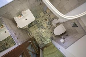 an overhead view of a bathroom with a sink and a toilet at Vila Stinta in Juodkrantė +31 photos