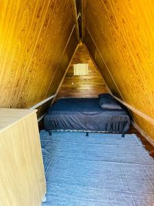 una habitación con una cama en una tienda de campaña en Chalé do Lago Sinop MT, en Sinop