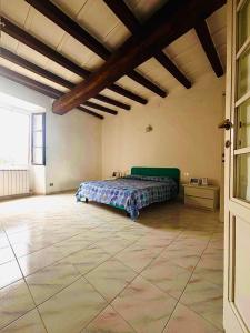 Postel nebo postele na pokoji v ubytování Unique house in the ancient monastery of Eremo di San Donato