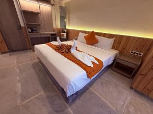 Ένα ή περισσότερα κρεβάτια σε δωμάτιο στο Ikonic Hotel - Bhushi Dam Lonavala