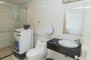 a bathroom with a toilet and a sink at Căn hộ Oasky 3 phòng ngủ sát quảng trường Vũng Tàu in Vung Tau +16 photos