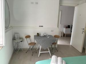 a dining room with a table and chairs in a room at B&B Il sogno in Cagliari