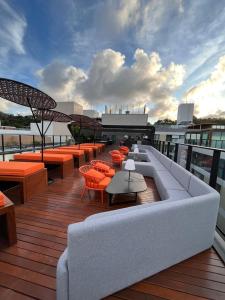 una terrazza panoramica con tavoli e sedie in un edificio di Setai Edition - Luxo e Vista para o Mar a João Pessoa