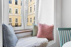 a window seat with pillows in front of a window at Mamalipa Apartments in Vienna