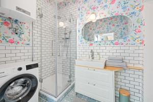 a bathroom with a sink and a washing machine at Mamalipa Apartments in Vienna