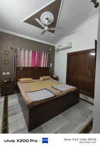 een slaapkamer met een bed en een plafond bij Vagary Indians Homestay in Dehradun