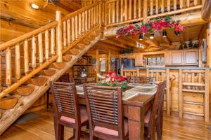 une salle à manger avec une grande table et des chaises en bois dans l'établissement Poolhouse Lodge by American Patriot Getaways, à Waldens Creek