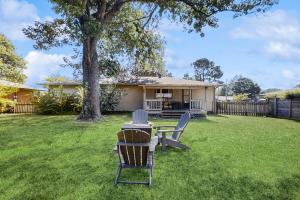 una mesa y sillas en el patio de una casa en The Torino, en Bentonville