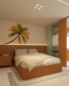 una camera da letto con un letto sopra una palma di Porto Beach Resort - Beach Class Summer a Porto De Galinhas
