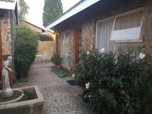 cortile di una casa con una statua nel cortile di Gemsbok Cottage a Bethlehem