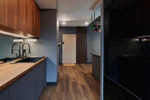 Oceanview Apartment baltyk Gdynia -Bezpłatny parking في غدينيا: مطبخ مع حوض وطاولة عمل +32 صورة