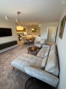 ein Wohnzimmer mit Sofa und Tisch in der Unterkunft RIVERSIDE Kozloduy in Kozloduy