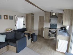 Dapur atau dapur kecil di Caravan at Family Park WiFi, Parking