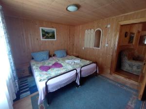 En eller flere senge i et værelse på Садиба в горах Крістіан