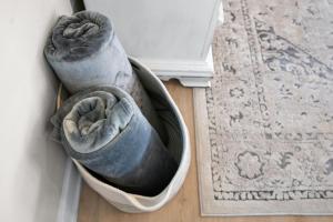 un par de zapatos sentados en el suelo junto a una alfombra en Sea Gem Beach Slp 16 Amenities, en St. Augustine 79 fotos más