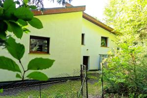 斯克拉斯卡波伦巴Furtka do Lasu的前面有栅栏的黄色房子 更多41张照片