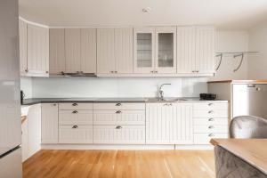 Η κουζίνα ή μικρή κουζίνα στο Central located apartment in middle of Visby