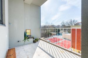 Un balcón con un gran ventanal y un patio. en KOPKE 113, local & spacious 2Bed, en Oporto
