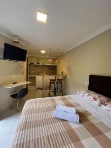 a bedroom with a bed with two towels on it at Lofts Serena - No Centro de Itacaré, a passos da Pituba in Itacaré