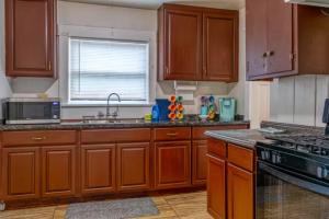 Gallery image of 2BR Family Getaway with Yard Kitchen and Parking in Lodi +12 photos