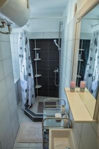 un baño con ducha y lavabo en West Wall Apartment, en Split