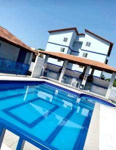 a large swimming pool in front of a building at Apartamento COP 30 in Ananindeua