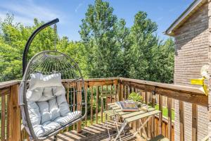 En balkon eller terrasse på Chic Open-Concept 5 Beds Home by Airport and Highways